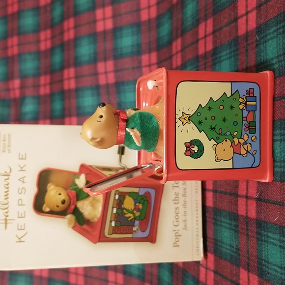 2006 Hallmark Keepsake Pop! Goes the Teddy Bear Ornament - Picture 3 of 6